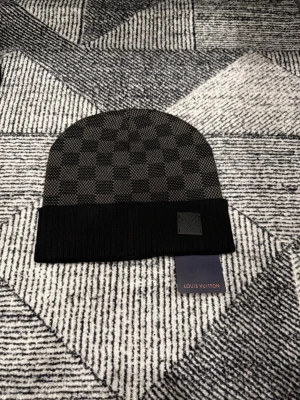 Svart mössa - Säljer en helt ny mössa oanvänd, storlek One Size. Fraktar snabbt inom 24h efter köp. Skriv gärna vid fler frågor eller bilder.