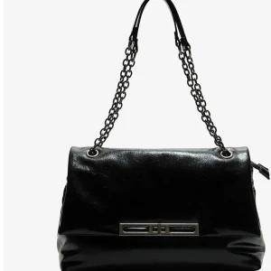 Svart axelväska med kedja - Svart väska från Stradivarius, oanvänd och oöppnad💗