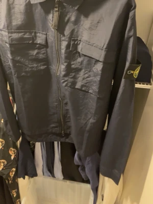 Mörkblå overshirt från Stone Island - Säljer denna overshirt från Stone Island för ett billigt pris då jag inte kan garantera äktheten, aldrig använd då den vart i min garderob i 1 år