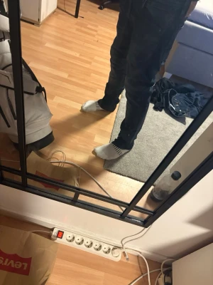 Mörkblå J&J jeans - Säljer ett par mörkblå jeans från Jack and Jones med klassisk femficksdesign och smal passform. Jeansen har en snygg, enkel look och är tillverkade i slitstarkt denimtyg. Perfekta för dig som gillar stilrena och bekväma jeans. Passar dig som är 175-180 