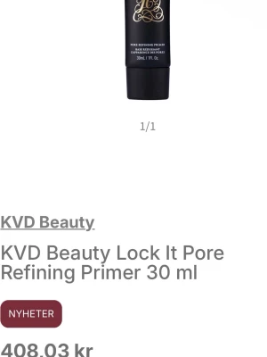 KVD Beauty Lock It Primer 30ml - Säljer en KVD Beauty Lock It Pore Refining Primer i en snygg svart tub med guldtext. Tuben rymmer 30 ml och är perfekt för att jämna ut huden och minska synliga porer innan du lägger din makeup. Enkel att applicera och passar alla hudtyper.