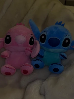 Stitch gosedjur - Säljer två stitch nallar, en rosa och en blå. Kan köpas försig om man så vill, styck priset är 100kr.