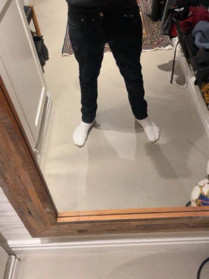 Svarta jeans från Jack & Jones - Svarta jeans från Jack & Jones i storlek 30/30. Modellen är skinny med smal passform och klassisk femficksdesign. Nyskick inga hål inga smutsfläckar hur feta o sköna som helst och vill ni ha mer bilder är de bara skriva. Jag är 170 cm lång och dom är lite för små.