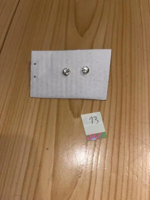 Korvakorut - Korvakorut valkoisella timantilla. Puhdistettu ja desinfioitu käytön jälkeen. Eläintalous MMM, lisätietoja saa kysymällä Katsothan myös muut ilmoitukseni Tarjoa 