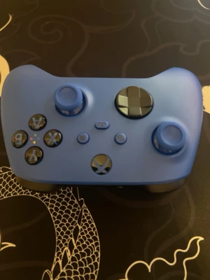 Blå Xbox Kontroll - Den är ny, Jag fick den i julklapp av min morfar men jag hade redan en kontroll så jag behöver inte direkt den. Den är helt ny och top kvalitet den säljs runt 700.