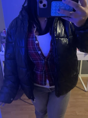 Svart pufferjacka från lager 157, storlek M - Svart pufferjacka från lager 157 i storlek M. Jackan har en klassisk puffer-design med dragkedja framtill. Enkel och stilren look som funkar till jeans och hoodie. Har endast använts en vinter.