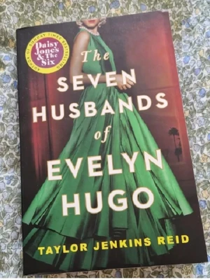 The Seven Husbands of Evelyn Hugo - Följ den glamorösa och skandalösa Hollywoodikonen Evelyn Hugo när hon avslöjar sitt livs hemligheter för en ung reporter. En berättelse om kärlek, ambition, vänskap och förbjuden passion – perfekt för dig som gillar drama och starka karaktärer.