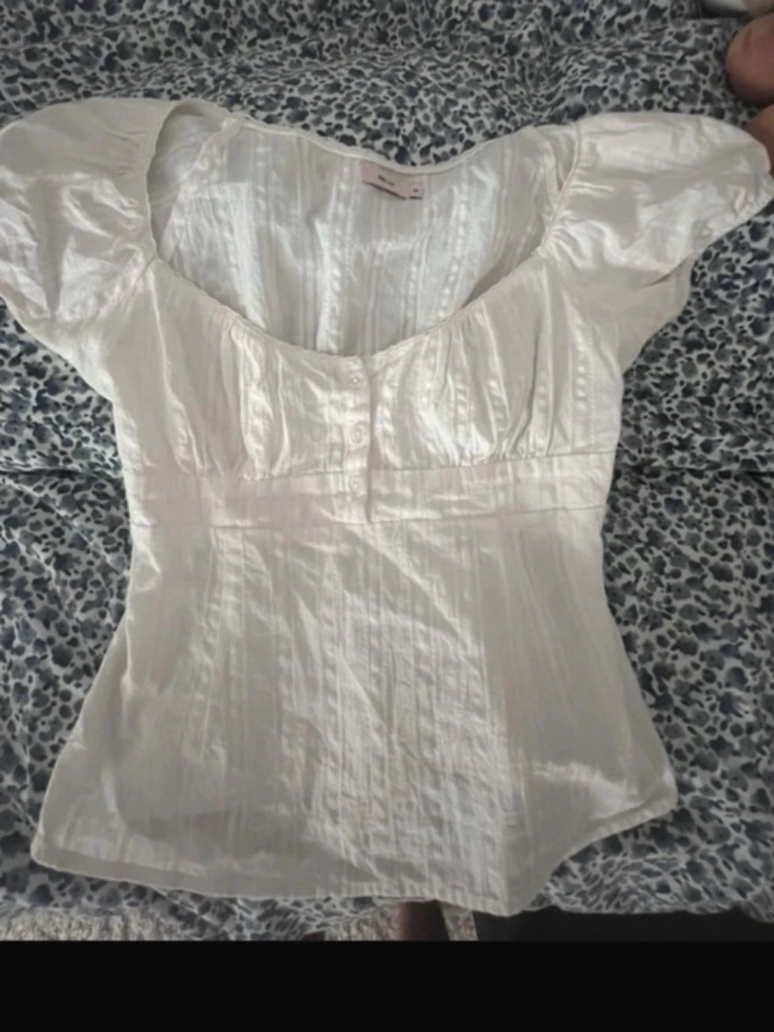Vit blus med puffärm och knappar - 1