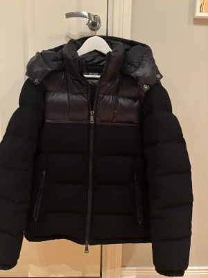 Svart pufferjacka från Polo Ralph Lauren - Svart pufferjacka från Polo Ralph Lauren i storlek M. Perfekt för kalla dagar och riktigt stilren look. Pris 2000kr men kan förhandlas vi snabb affär, bara höra av dig vid frågor eller funderingar!