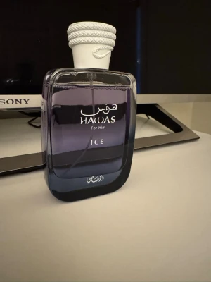 Hawas Ice For Him parfym - Stilren parfym för honom med modern design. Perfekt för dig som vill sticka ut med en fräsch och ungdomlig känsla. Flaskan har en cool look som passar in i alla miljöer.