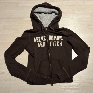 Hoodie  - Godis från abercrombie and fitch. Är i väldigt bra skick och passar s bra. 