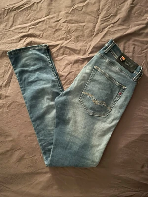 Replay x Barca jeans - Tvär snygga ljusblåa limited edition replay x Barca jeans. Använd några gånger men skicket ser ut o vara ny, inga defekter. Storlek 32/32 och modell anbass. Priset är lite diskuterbar.
