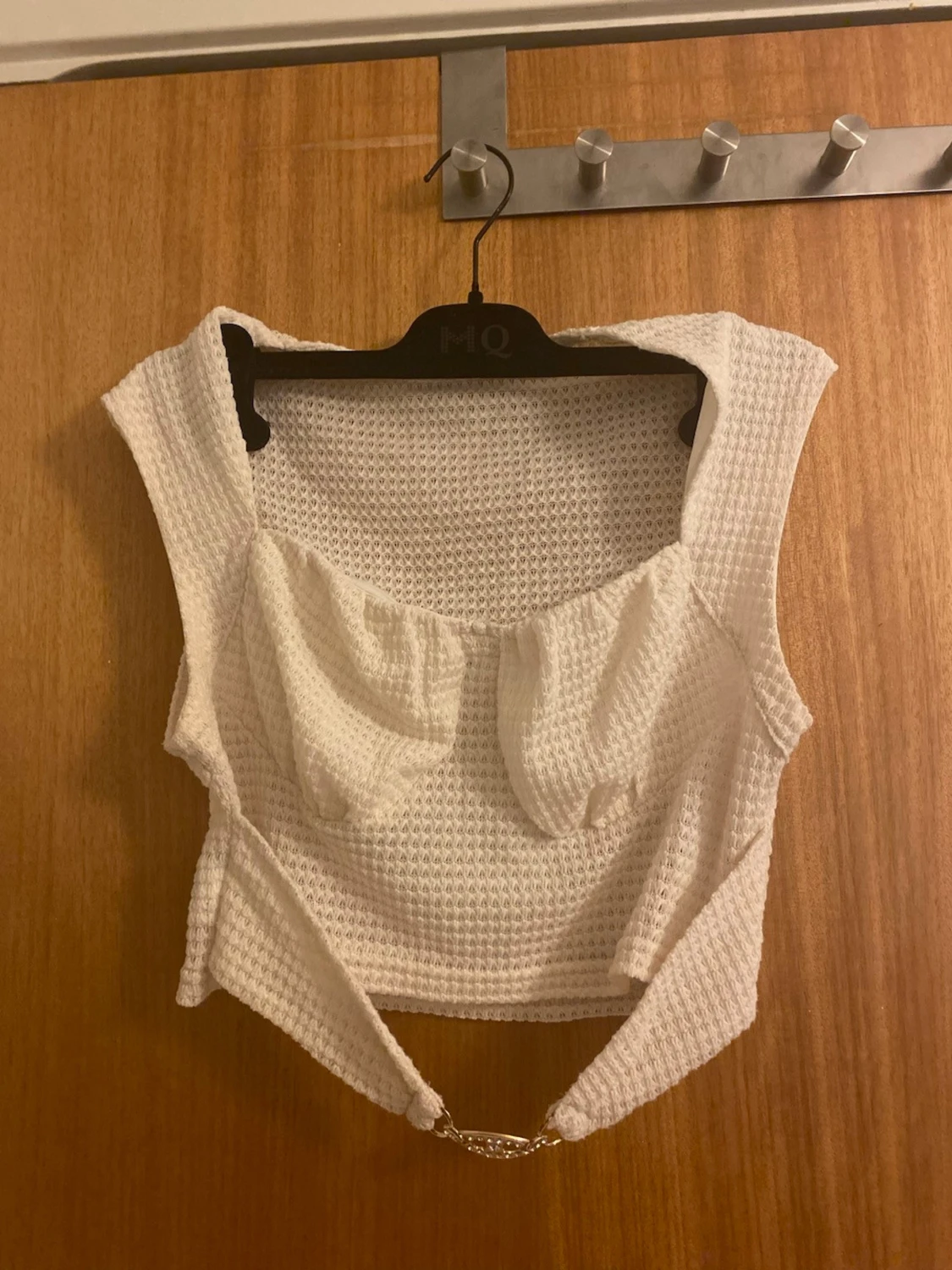 Vit croppad linnetopp med kedjedetalj