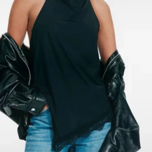 Svart linnetopp med spetskant - Säljer en svart linnetopp från HM med snygg spetskant längst ner. STRL M. Slutsåld på hemsidan . Prislapp kvar