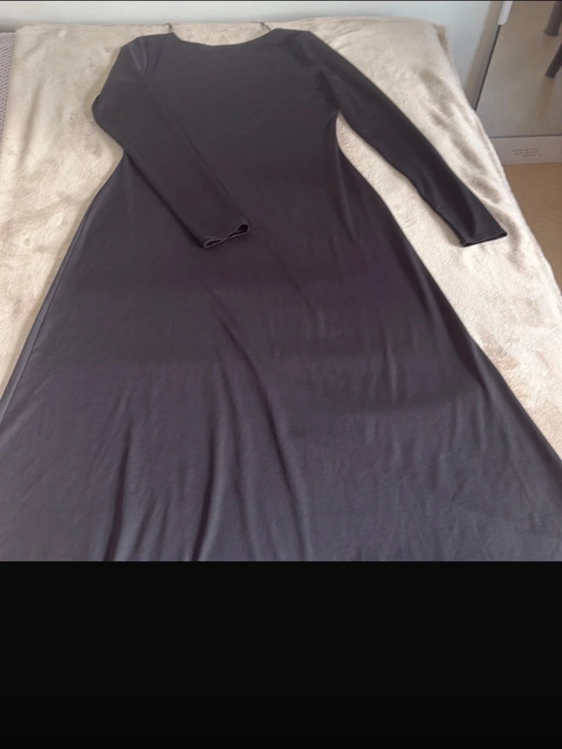 Svart långklänning med öppen rygg - 2