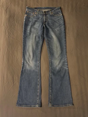 Levis 529 89 flared jeans - Tja säljer dessa feta levis 529 89 jeansen. Väldigt bra skick, storlek 30/34 men sitter mer som W30 L32 men fråga gärna om mått ifall du är osäker. De sitter flared.