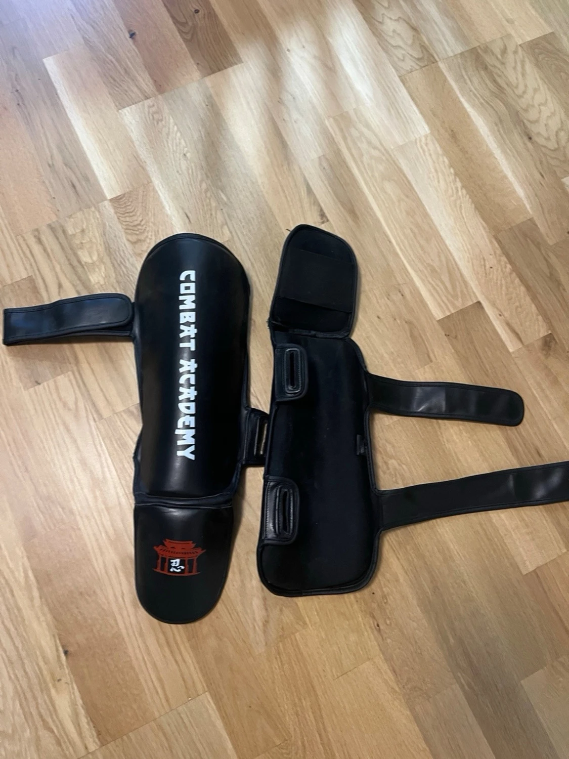 Svarta benskydd kickboxning - 1