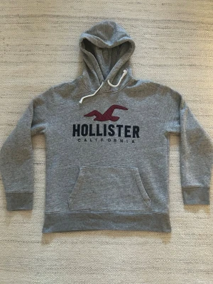 Hollister hoodie - Säljer denna fina och eftertraktade hoodien från Hollister. Den är i fint skick och storlek s. Har du några frågor eller funderingar, hör gärna av dig🙌