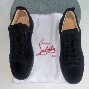 Christian Louboutin svarta sneakers - Köptes på plick men var för stora så nu vill jag därför sälja dem. Storlek 44 fraktar inom 24h använda 1 gång. Kontakta mig vid frågor eller prisförslag. Vet ej om de är äkta eftersom att jag köpte dem av någon annan på plick.