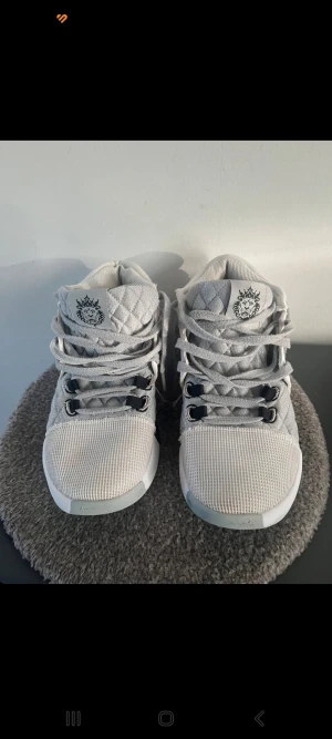 Vita Nike Lebron Witness 8  - Really good quality shoes , good truktion ,goid pass form really good court feel. Used a few times 