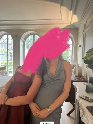 Blå balklänning satin - INTRESSEKOLL!!!!!! Kollar intresset på min balklänning. Superfin i färgen (samma färg som sista klänningen men den här modellen finns ej kvar på hemsidan längre). Superfin blå färg och har endast använts en gång. Köptes helt ny så i mycket bra skick. Jag är 179 cm lång och går hela vägen ner! Skriv om ni är intresserade.