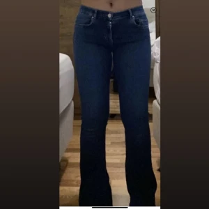 Lågmidjade jeans - Jätte snygga lågmidjade jeans från BikBok. Jeansen är i jätte bra skick, som nya💞 köpta får 699! ( lånade bilder)