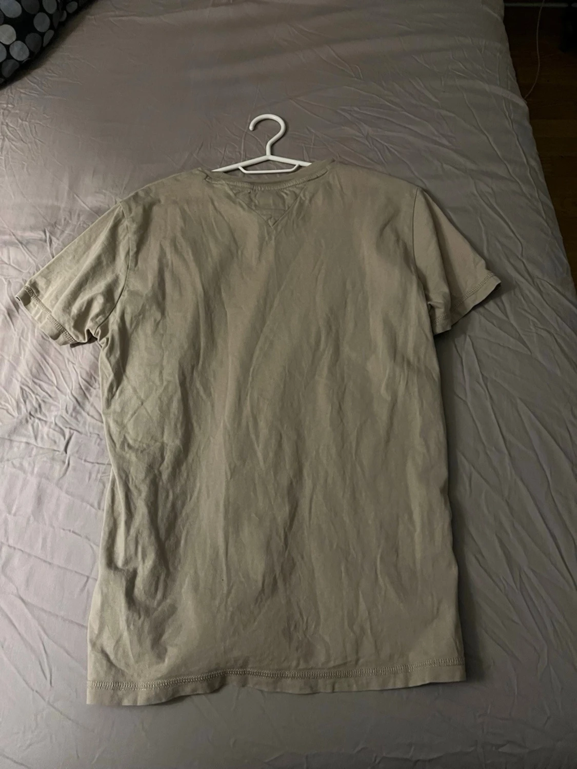 Beige t-shirt från Tommy Jeans - 1