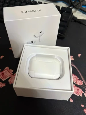 AirPods 2 PRO  - Säljer ett par Apple AirPods 2 Pro i mycket fint skick, komplett med originalförpackning, laddningskabel och extra öronproppar. Trådlös laddning, aktiv brusreducering och hög ljudkvalitet. Perfekt för både musik och samtal. Inga synliga repor eller skador.