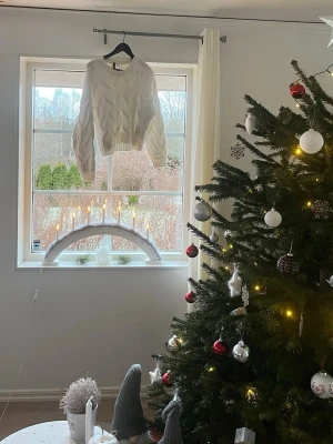 Vit stickad tröja från H&M - Säljer en vit stickad tröja från H&M med snyggt kabelstickat mönster. Jättefin och mysig! Passar S storleksmässigt 