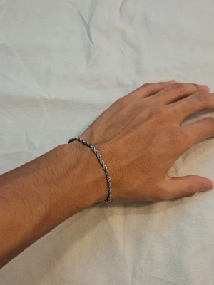 Armband - Silverfärgad  - Ett armband I silverfärg✨️ Helt ny och oanvänd, passar dig som gillar HipHop auran och kanske vill ge någon en present😉 Storlek: ca 18cm 