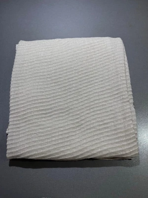 Ljusbeige glittrig halsduk - Ljusbeige stickad halsduk med ribbad struktur och diskret glittrande tråd. Halsduken är tillverkad i ett mjukt stickat material som känns skönt mot huden. Varm och skön och perfekt att ha över axlarna till en festklänning 🥳Storlek 140x80. Mycket bra skick, enstaka tråddragning som inte stör helheten (se bild). Säljs på flera sidor, först till kvarn. 