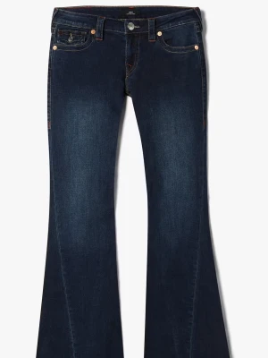 True Religion mörkblå bootcut jeans - Säljer ett par mörkblå jeans från True Religion med bootcut-snitt och låg midja. Jeansen har klassiska fickor med dekorativa sömmar och logga på bakfickan. Materialet är jeans med snygga kontrastsömmar och knappstängning framtill. I storlek W26