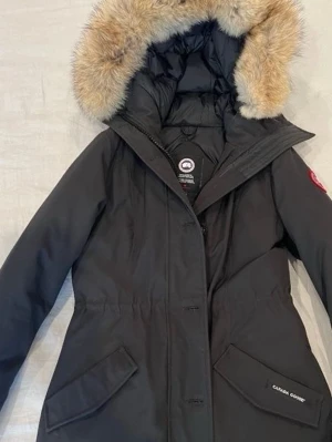 Canada Goose Rossclair parka - Säljer min jack dà den inte kommer till användning längre, har missfärgning men annars är den i bra skick, saljer den utan päls då jag tappat bort pälsen