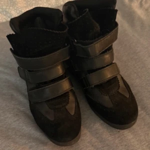 sneakers med klack / kilklack - i skinn, mocka och med kardborreband:) använda typ 5 gånger men köpta på vinted, väldigt bekväma!!🖤🖤🖤