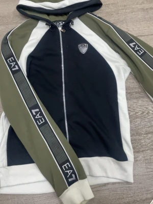 EA7 zip hoodie - Väldigt fräsch och unik ea7 zip. Skick 7-8/10
