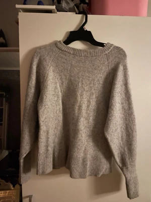 grå stickad tröja  - Grå stickad långärmad från hm i storlek xs, den sticks inte och är jättebekväm och lätt att styla 🩷pris går att diskutera