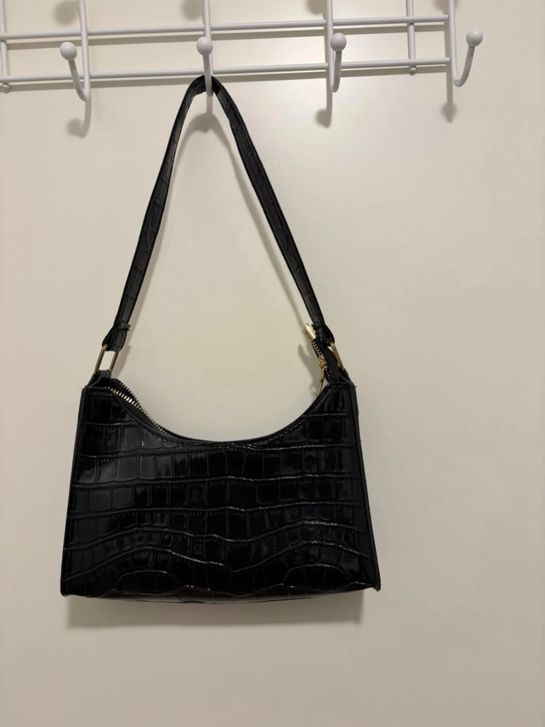 Svart axelväska i croco-mönster - 1
