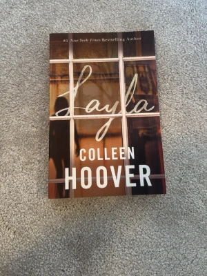 Layla - Colleen Hoover  - En gripande roman av Colleen Hoover som blandar kärlek och mystik. Perfekt för dig som gillar spänning och känslor! Boken utforskar relationer, oväntade händelser och val som kan förändra allt. Passar ungdomar och unga vuxna som vill ha en fängslande och känslosam läsupplevelse.