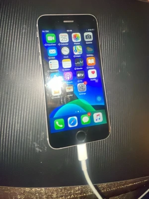 iPhone 6s Plus  - Säljer en iPhone 6s i grå färg med 32GB lagring. Batterihälsa på 87%. Telefonen är fullt fungerande och har iOS 15.8.5 installerat. Mindre kosmetiskt slitage kan förekomma, men inga större defekter syns. Perfekt som reservtelefon eller för dig som vi