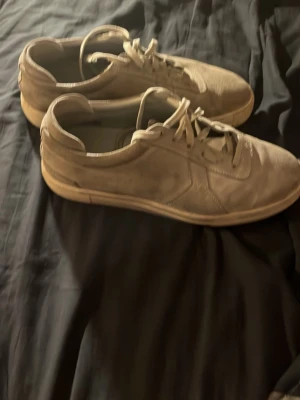 Axel arigato skor - Stilrena skor från axel arigato, lite slitna med funkar. Kan piffas upp lite innan de skickas. Priset är ej hugget i sten och det är bara att höra av sig vid minsta funderingar!