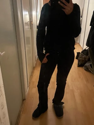 Svart stickad tröja från brandy Melville  - Svart stickad tröja från brandy Melville med rund hals och långa ärmar. Enkel och stilren design som passar perfekt till jeans eller kjol. Mjuk och skön kvalitet som håller dig varm under kyliga dagar.