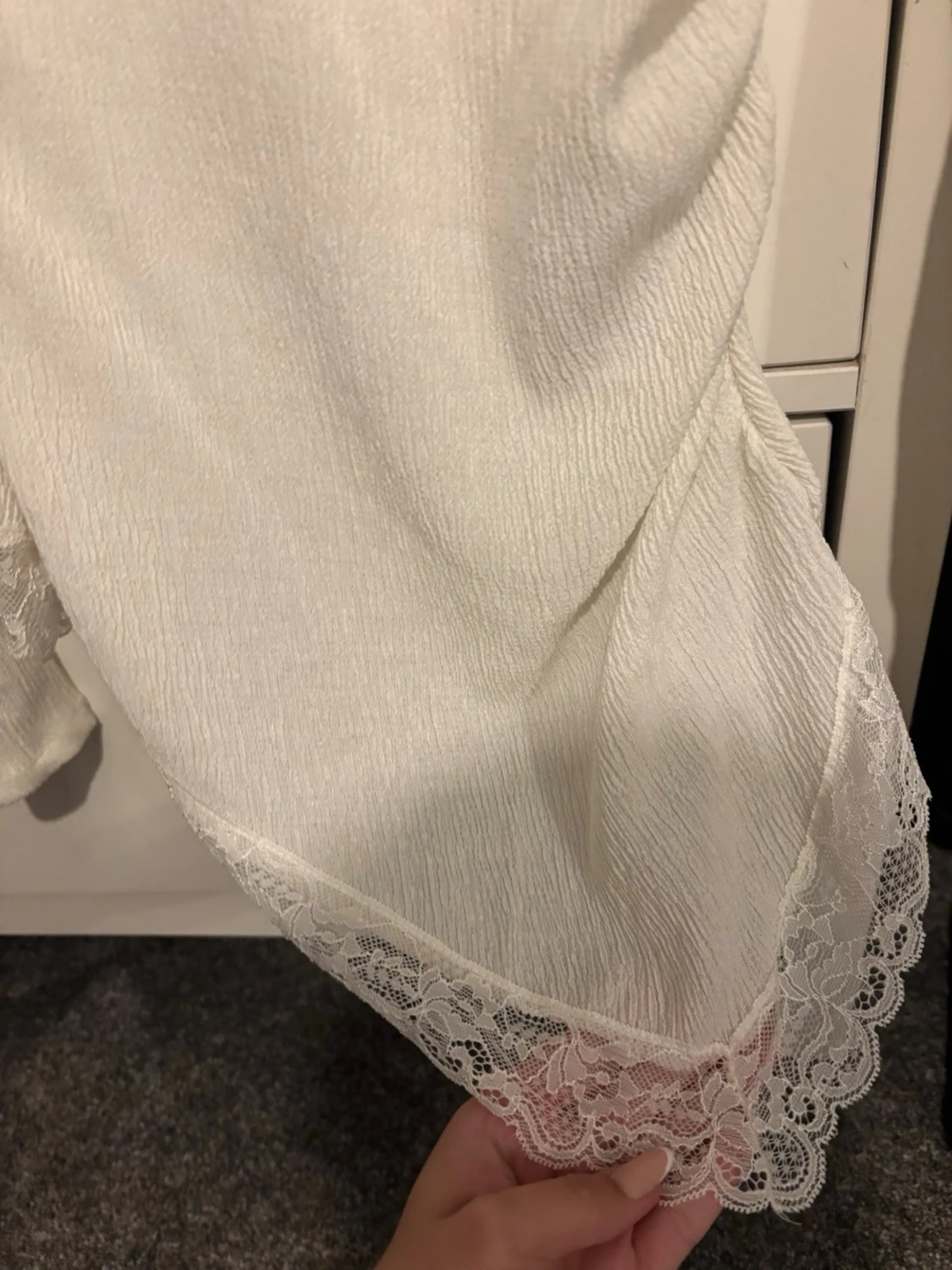 Vit asymmetrisk blus med spets från Gina Tricot - 3