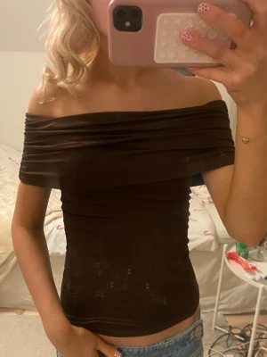 Brun offshoulder topp - Intressekontroll på brun off shouldertopp från Hm, supersnygg💗