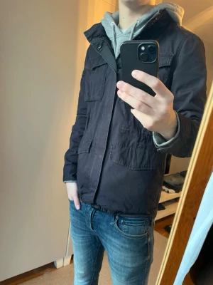 Snygg Fieldjacket  - Stilren fieldjacket | Mycket gott skick och inga defekter!| Kontakta mig vid minsta fråga!| Pris alltid diskuterbart!| //Nils- En knapp saknas, inget som påverkar vid användning!-köp efter 25/12-skickas tidigast 29/30-12