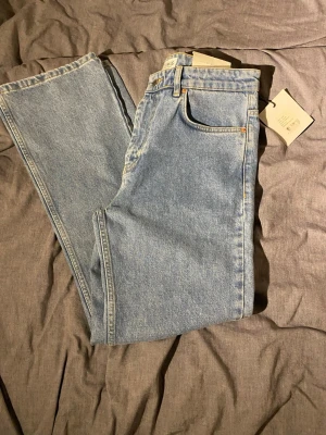 Ljusblå jeans från Just Junkies helt nya med tags  - Säljer ett par ljusblå jeans från Just Junkies med klassisk femficksdesign och gul kontrastsöm. Jeansen har rak passform och midwaist, tillverkade i slitstarkt bomullsdenim. Perfekt för dig som gillar enkel och clean stil.