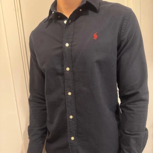 Ralph Lauren skjorta M - Säljer en Ralph lauren skjorta i nyskick! Skriv om ni har frågor. 👍