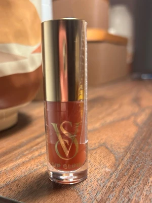 Victoria secret lipgloss - Snyggt läppglans från Victoria's Secret. Oöppnad och förseglad. Färgen peony. Jättefin rosa 
