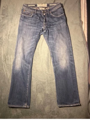 Jacob cohen jeans - Säljer ett par jacob cohen jeans i slim/straight passform. Skön färg på dem o dem är i mycket bra skick.