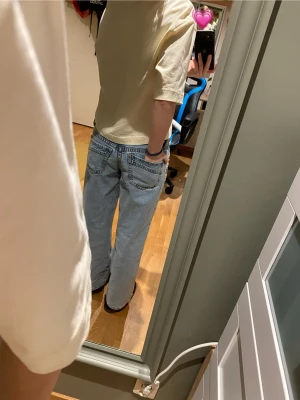 Blå wide jeans med låg midja - Säljer ett par ljusblå jeans med låg midja och vida ben från Gina tricot. Jeansen har klassiskt femfickmodellen, med en urtvättad blå färg. Säljer jeansen då dem inte kommer till användning. Byxläng cirka 1,70 och midje mått 82cm. Pris kan diskuteras och svarar gärna på frågor 💗