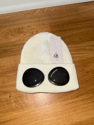 CP company mössa - Helt ny vit CP company mössa. Bara att skriva ett DM vid intresse!